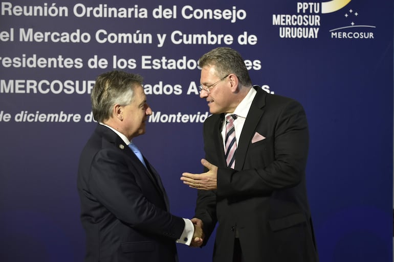 El ministro de Relaciones Exteriores de Uruguay, Omar Paganini (i), saluda al comisionado de Comercio y Seguridad Económica de la Unión Europea, Maro efcovic, en la LXV Reunión Ordinaria del Consejo del Mercado Común (CMC) y la Cumbre de Presidentes de los Estados Parte del Mercosur y Estados Asociados este jueves, en Montevideo (Uruguay).