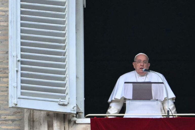 El papa Francisco se dirige a los feligreses en la Plaza de San Pedro. 