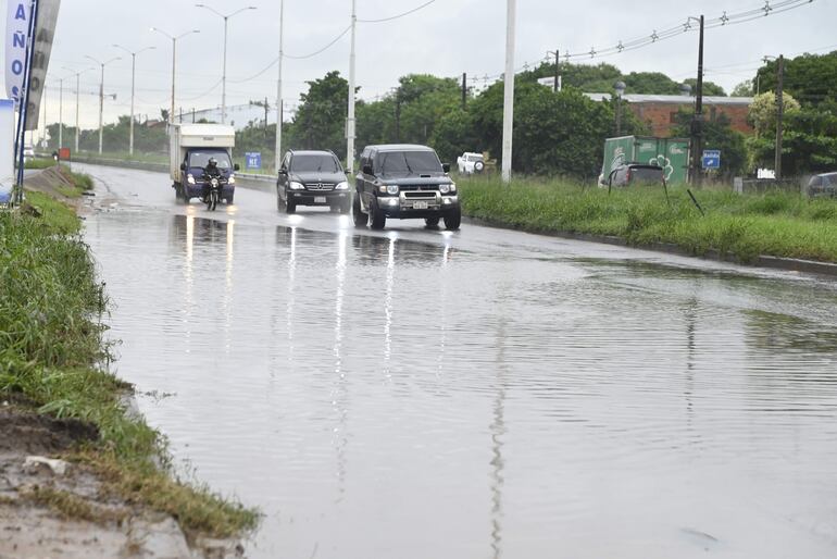 La ampliada ruta PY03, entre Roque Alonso y Limpio, se inundó ayer y además está lleno de baches, arena y malezas.