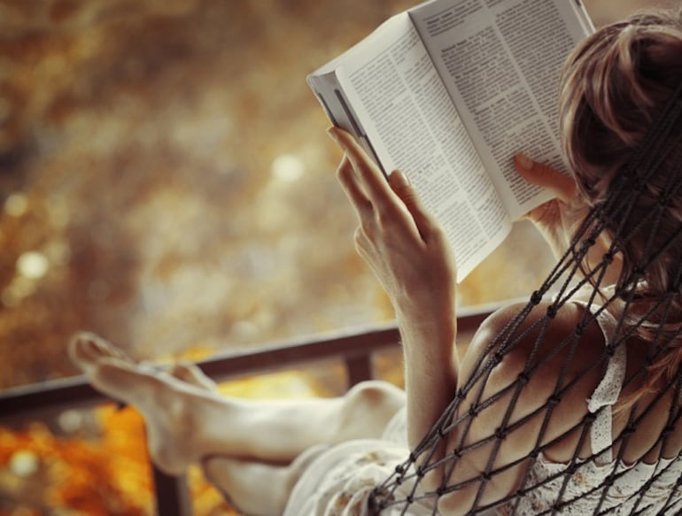 Mujer leyendo un libro