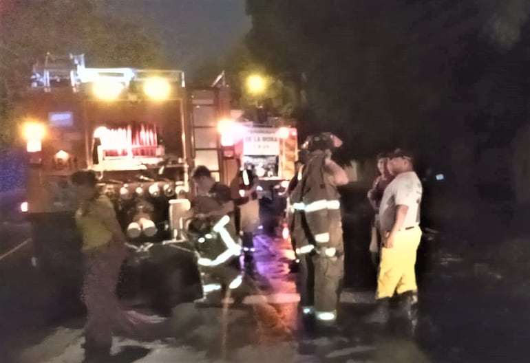 Bomberos voluntarios trabajaron en un segundo incendio de una fábrica de textiles en San Lorenzo.