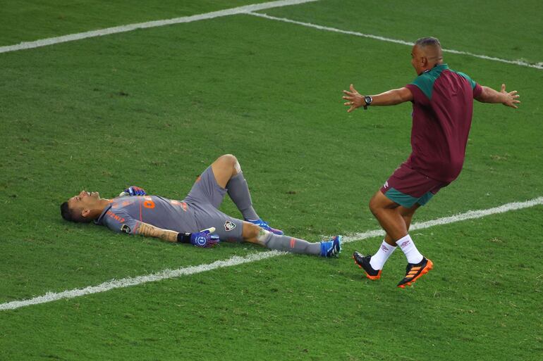 El brasileño Fábio, arquero de Fluminense, cae el suelo después del pitazo final del árbitro Wilmar Roldán en la Final Única de la Copa Libertadores 2023. 