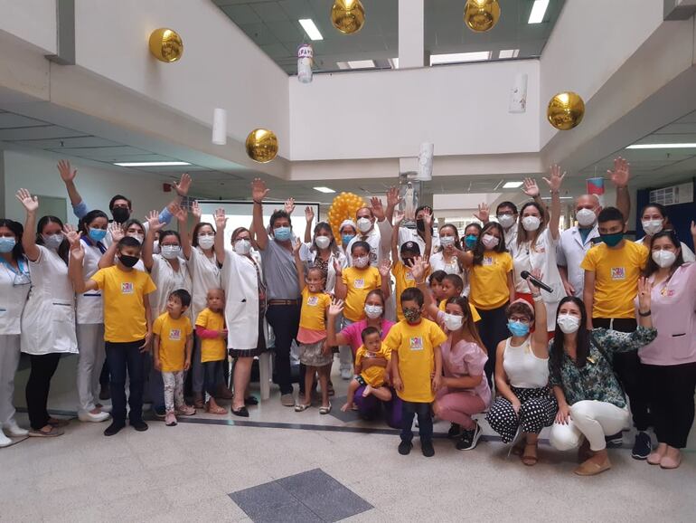 El Día Internacional del Cáncer Infantil se recuerda cada 15 de febrero. En la foto, pacientes, padres y médicos del Hospital de Clínicas, recuerdan la fecha. 