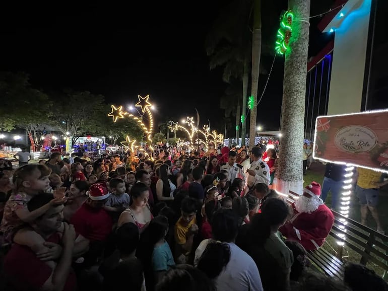 Centenas de personas visitaron los adornos navideños en Santa Rita.