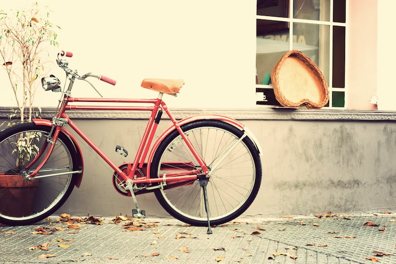 La exposición de bicicletas antiguas se realizará mañana en el Mercado de Pulgas.