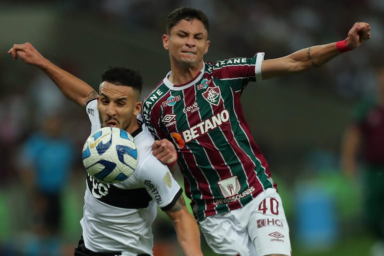 Diogo Barbosa (d) de Fluminense disputan el balón con Walter González de Olimpia hoy, en un partido de los cuartos de final de la Copa Libertadores entre Fluminense y Olimpia en el estadio Maracaná en Río de Janeiro (Brasil).