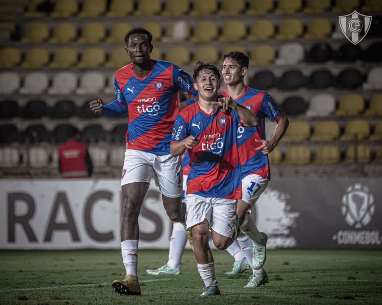 Ángel Aguilera (c) celebra su gol con Adama Traoré y Tobías Portillo.