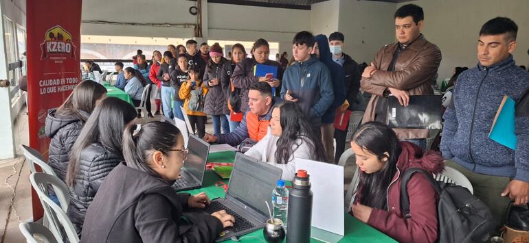 Gran cantidad de personas se acercaron a la feria de empleo del Abasto Norte.