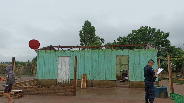 Una vivienda de madera que tenía techo de zinc fue afectado por el viento.