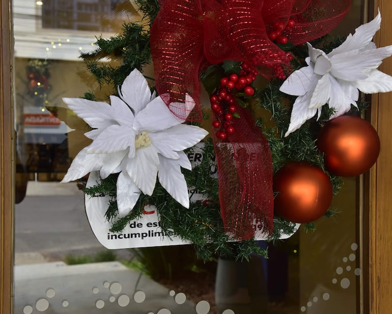 Responsables del local colocaron un adorno navideño que tapaba la calcomanía de clausura.