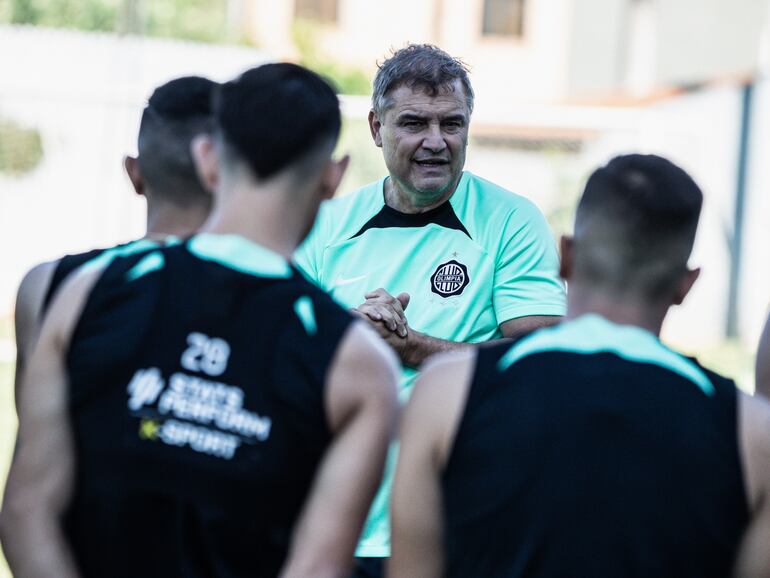 El uruguayo Diego Aguirre, entrenador de Olimpia, en la charla con el plantel antes de iniciar la sesión en la Villa Olimpia, en la ciudad de Fernando de la Mora.