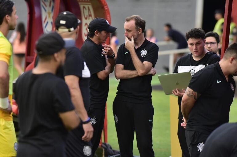 Aitor García (c), entrenador interino de Olimpia, charlando con Aureliano Torres (i) durante el partido contra General Caballero JLM en el Antonio Aranda de Ciudad del Este por la fecha 7 del torneo Apertura 2023 del fútbol paraguayo.