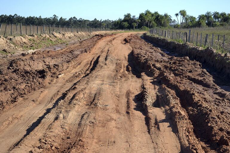 Las profundas baches dejadas por los camiones pesados a raíz de la deficiente mantenimiento.