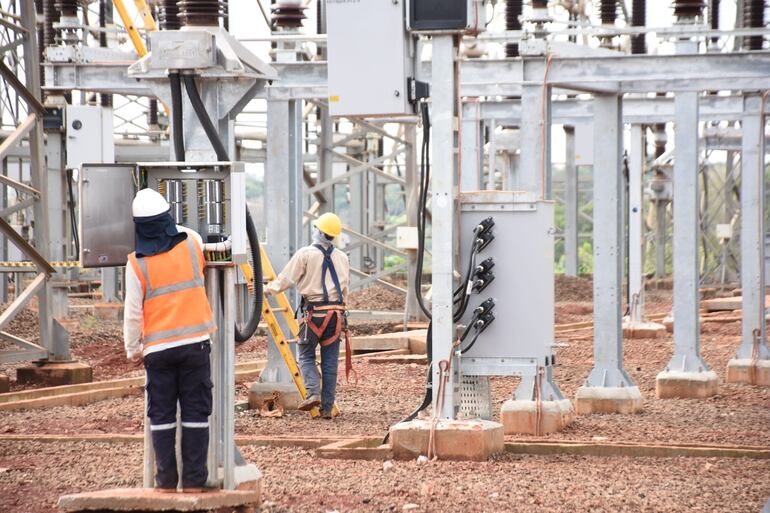 Líneas de transmisión de 220 kV de la ANDE. (Archivo).