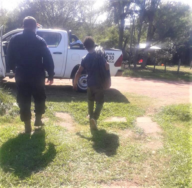 El supuesto autor del hurto de cable y alumbrado de un campo es detenido por efectivos policiales de la Comisaría de Sapucái.