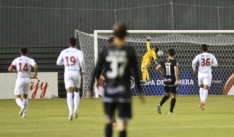 Momento en el que el balón ingresa en la portería de Christian RIveros, futbolista de Nacional, después de la ejecución de Jorge Ortega, jugador de Tacuary, desde el mediocampo en el duelo por la segunda fecha del torneo Clausura 2023 del fútbol paraguayo en el estadio Arsenio Erico, en Asunción.