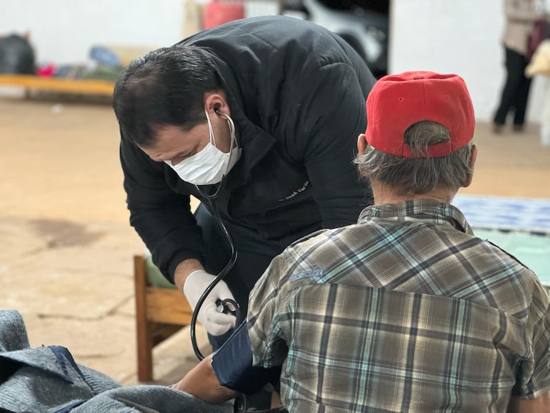 Las personas en estado de vulnerabilidad también reciben atención médica en el albergue transitorio de Villarrica.