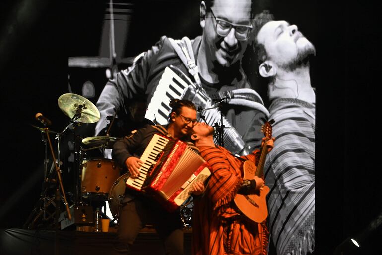 Rodrigo Pereira y Dani Meza, hermanados en la música.