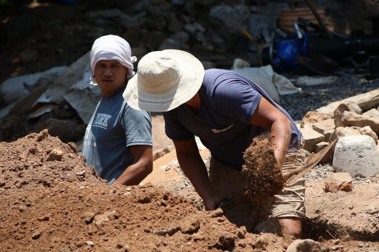 Obreros y técnicos trabajando para sacar los objetos que obstruyeron el paso del agua. (gentileza).