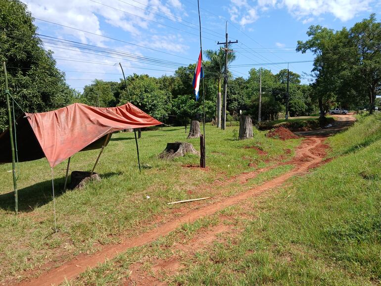 "Carpa de la resistencia", montada a un lado de la Ruta PY08.