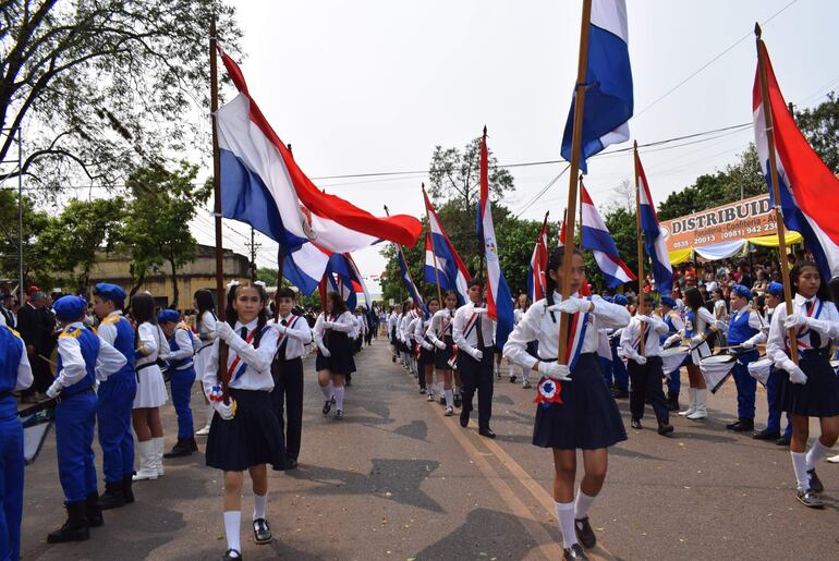 Con desfile estudiantil honran a la santa patrona de Acahay.