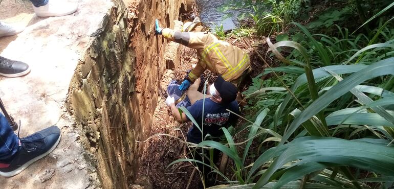 El cuerpo del extranjero fue llevado a una funeraria para la inspección forense.