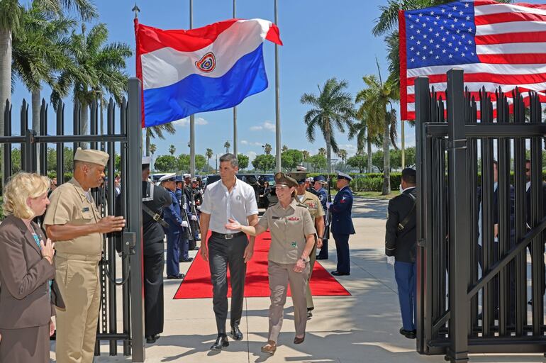 El presidente Santiago Peña y la comandante del Comando Sur de Estados Unidos, Laura Richardson en la sede del Comando Sur en Miami