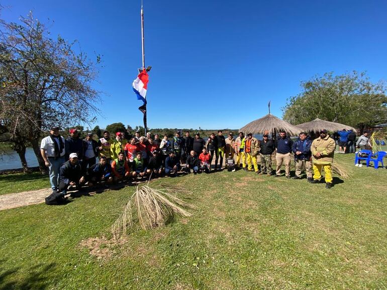 Espectacular postal con la presencia de pilotos e integrantes de la organización y fuerzas vivas.