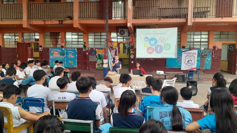 La fiscala Irma Llano, especialista en delitos económicos, habló sobre el tema en el Colegio Acosta Ñu de San Antonio.