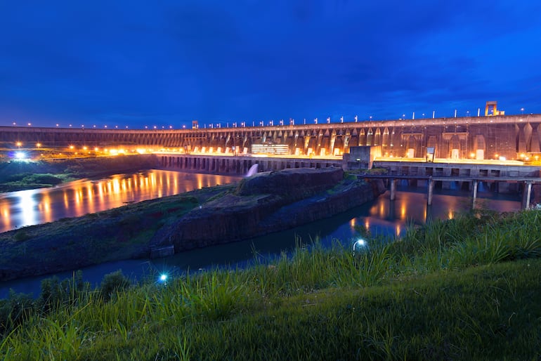 Vista nocturna de la represa hidroeléctrica de Itaipú que cuenta con visitas guiadas en horario diurno y nocturno.