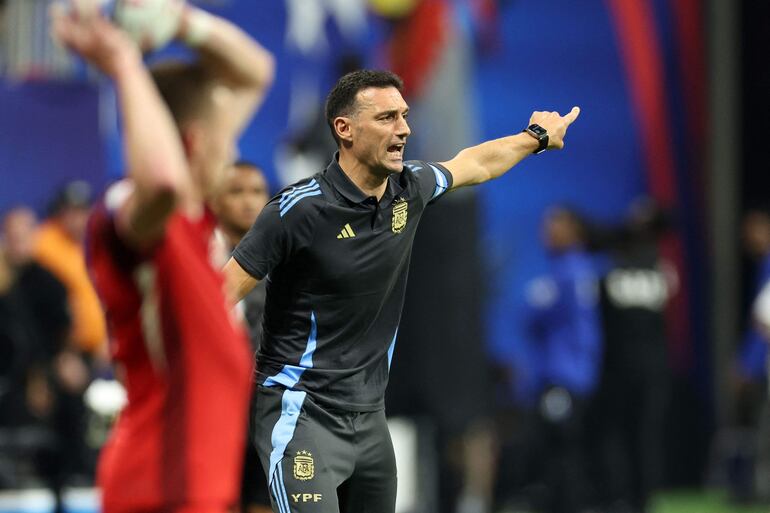 Lionel Scaloni, el entrenador de la selección argentina, durante el partido frente a Canadá por la primera fecha del Grupo A de la Copa América 2024 en el Mercedes Benz Stadium, en Atlanta, Georgia, Estados Unidos.