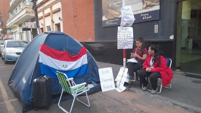 Se encadenan ante el MEC y exijen respuestas ante irregularidades en ocho escuelas