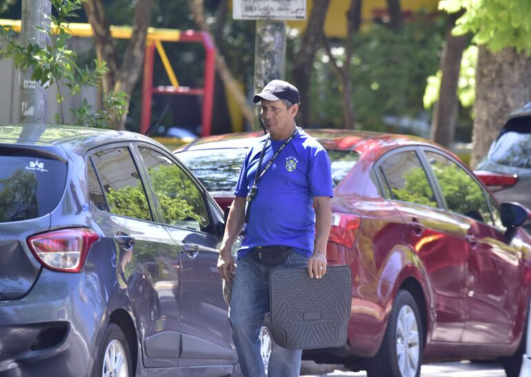 Desde el gremio de cuida coches organizados felicitaron la iniciativa de sacar de circulación a quienes se dedican a esta actividad, pero amenazan y extorsionan a los ciudadanos.