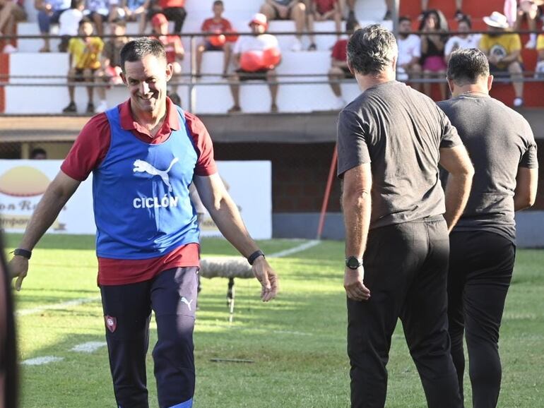 El argentino Víctor Bernay (i), entrenador de  Cerro Porteño, durante el saludo al cuerpo técnico de General Caballero durante la previa del partido por el torneo Aperttura 2024 del fútbol paraguayo en el estadio Ka'arendy, en Juan León Mallorquín.