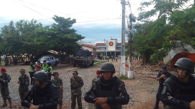 Familiares de presos en Tacumbú aguardan para la primera visita este viernes, luego de la operación Veneratio.