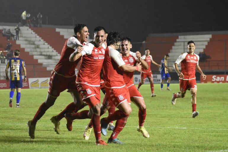 Diego Martínez celebrando el único gol de General Caballero JLM ante Luqueño.