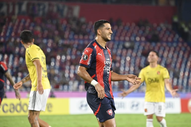 Cecilio Domínguez, jugador de Cerro Porteño, lamenta el penal errado en el partido frente a Melgar por la ida de la Fase 3 de la Copa Libertadores 2025 en el estadio La Nueva Olla, en Asunción, Paraguay.