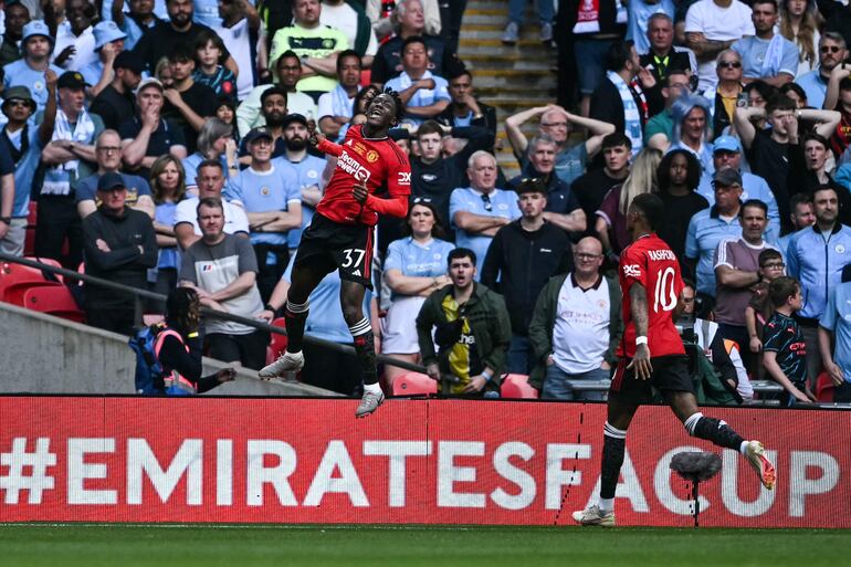 Kobbie Mainoo (i), jugador del Manchester United, celebra un gol en el partido frente al Manchester City por la final de la Copa de Inglaterra en el estadio de Wembley, en Londres, Inglaterra.