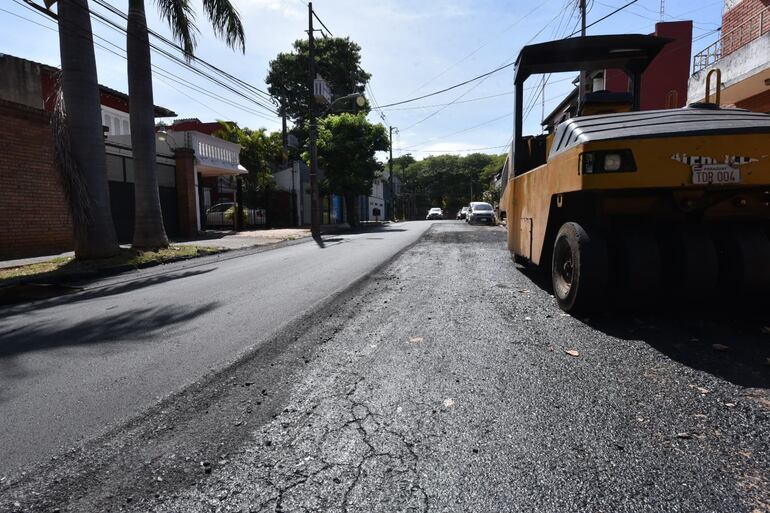 Máquinas de la Municipalidad de Asunción trabajaron solo sobre una cuadra en el recapado de la calle Félix de Azara.