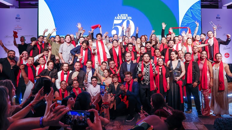 Chefs de varios restaurantes latinoamericanos celebran durante una ceremonia en el Museo Histórico Nacional de Brasil este martes, en Río de Janeiro (Brasil).