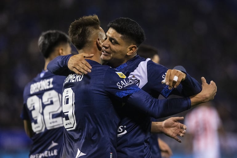 Claudio Aquino (d) festeja un gol con Braian Romero en la victoria de Vélez Sarsfield.