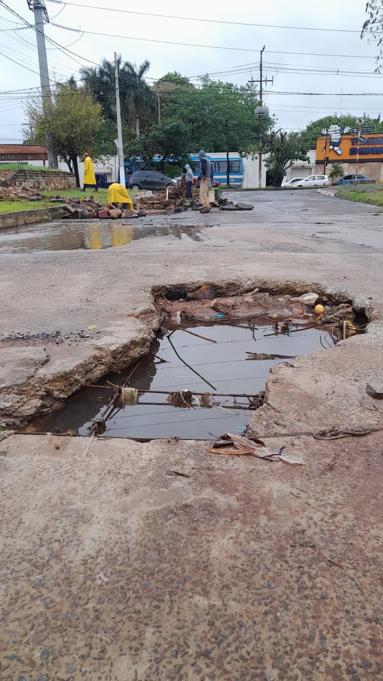 Un enorme cráter que puede representar peligro para cualquier persona o vehículo que transite por la zona de la calle Santa Rosa.