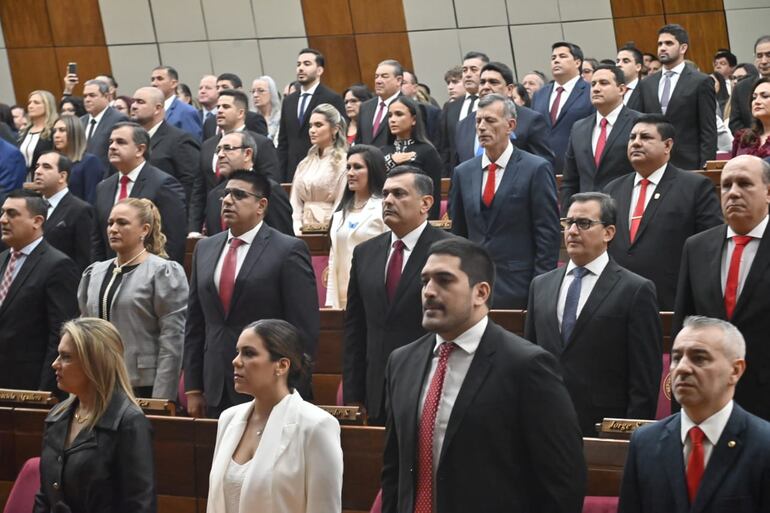 Diputados electos, en la sala de sesiones para el acto de juramento este viernes 30 de junio.