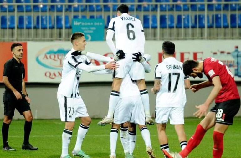 El paraguayo Diego Valdez (6), futbolista del Neftchi Bakú, celebra un gol en el partido contra el Qabala por la jornada 20 de la Premier League de Azerbaiyán.