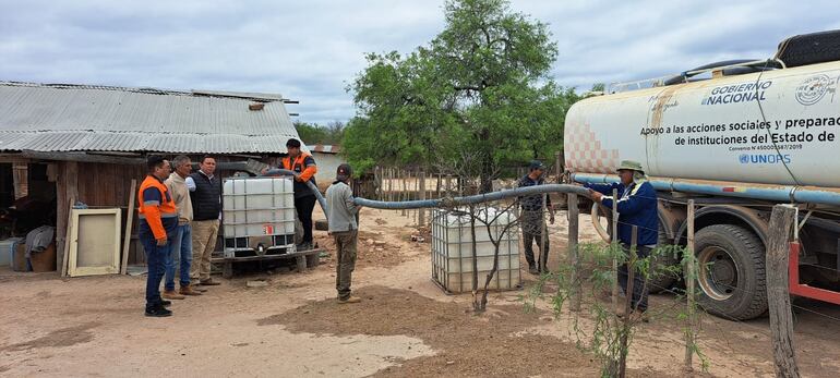 El Gobierno envía al Chaco camiones cisterna con tanques de agua, pero no es suficiente, según lamentan pobladores.