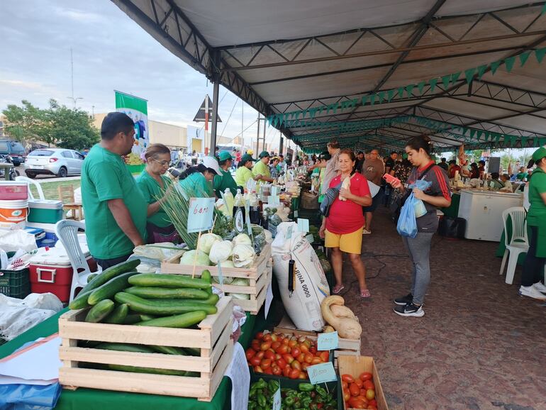 Muchas personas se van acercando a la feria de agricultura que se realiza en la Costanera de Asunción.