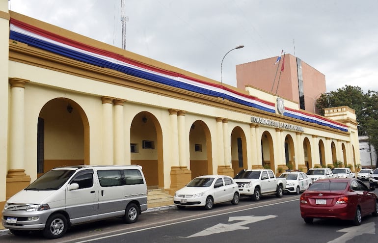 La Comandancia de la Policía Nacional muestra colores patrios.