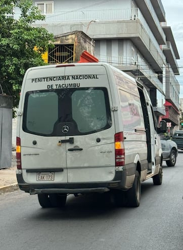 Un vehículo de traslado de reclusos, con inscripción del Penal de Tacumbú, fue captado con la puerta abierta en plena vía pública