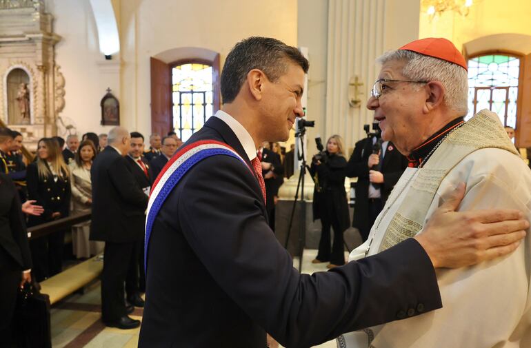 El presidente Santiago Peña conversa con el cardenal Adalberto Martínez este martes en la Catedral Metropolitana.