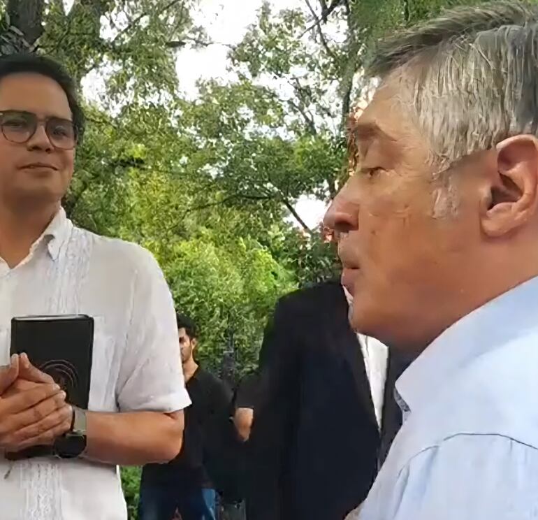 El viceministro de Educación Superior, Federico Mora y el ministro de Educación, Luis Ramírez, en la UNA.